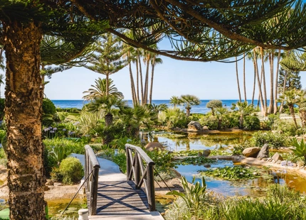APARTAMENTO RENOVADO EN UNA COMUNIDAD FRENTE A LA PLAYA EN MARINA DE PUENTE ROMANO, MARBELLA
