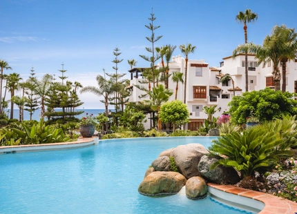 APARTAMENTO RENOVADO EN UNA COMUNIDAD FRENTE A LA PLAYA EN MARINA DE PUENTE ROMANO, MARBELLA