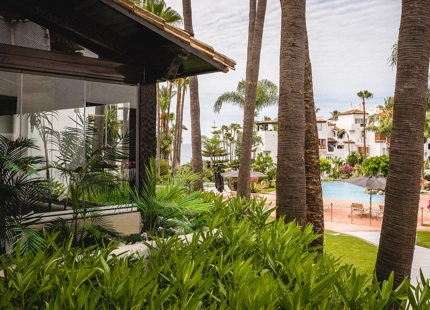 APARTAMENTO RENOVADO EN UNA COMUNIDAD FRENTE A LA PLAYA EN MARINA DE PUENTE ROMANO, MARBELLA
