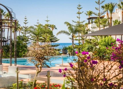 APARTAMENTO RENOVADO EN UNA COMUNIDAD FRENTE A LA PLAYA EN MARINA DE PUENTE ROMANO, MARBELLA