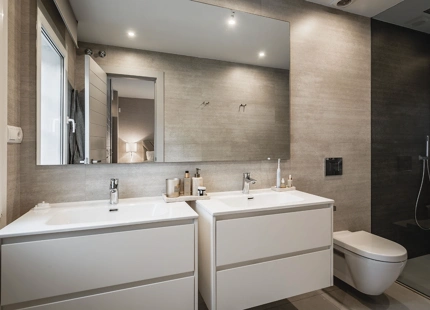 APARTAMENTO RENOVADO EN UNA COMUNIDAD FRENTE A LA PLAYA EN MARINA DE PUENTE ROMANO, MARBELLA