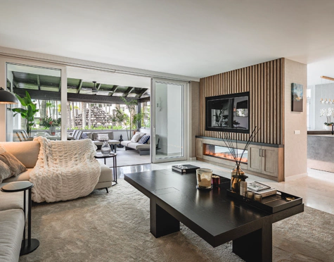 APARTAMENTO RENOVADO EN UNA COMUNIDAD FRENTE A LA PLAYA EN MARINA DE PUENTE ROMANO, MARBELLA