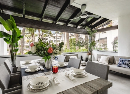 APARTAMENTO RENOVADO EN UNA COMUNIDAD FRENTE A LA PLAYA EN MARINA DE PUENTE ROMANO, MARBELLA
