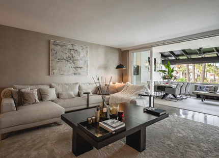 APARTAMENTO RENOVADO EN UNA COMUNIDAD FRENTE A LA PLAYA EN MARINA DE PUENTE ROMANO, MARBELLA