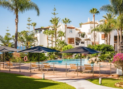 APARTAMENTO RENOVADO EN UNA COMUNIDAD FRENTE A LA PLAYA EN MARINA DE PUENTE ROMANO, MARBELLA