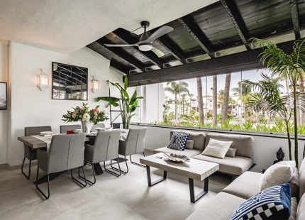 APARTAMENTO RENOVADO EN UNA COMUNIDAD FRENTE A LA PLAYA EN MARINA DE PUENTE ROMANO, MARBELLA