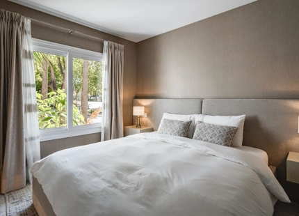 APARTAMENTO RENOVADO EN UNA COMUNIDAD FRENTE A LA PLAYA EN MARINA DE PUENTE ROMANO, MARBELLA