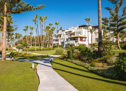 APARTAMENTO RENOVADO EN UNA COMUNIDAD FRENTE A LA PLAYA EN MARINA DE PUENTE ROMANO, MARBELLA