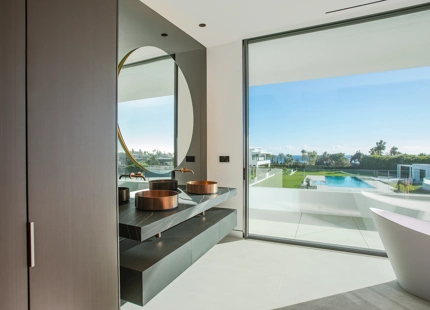 VILLA ÚNICA DE NUEVA CONSTRUCCIÓN EN PLENO CORAZÓN DEL GOLDEN MILE DE MARBELLA