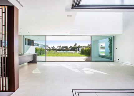 VILLA ÚNICA DE NUEVA CONSTRUCCIÓN EN PLENO CORAZÓN DEL GOLDEN MILE DE MARBELLA