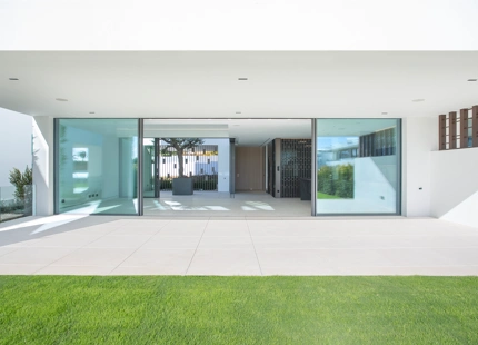 VILLA ÚNICA DE NUEVA CONSTRUCCIÓN EN PLENO CORAZÓN DEL GOLDEN MILE DE MARBELLA