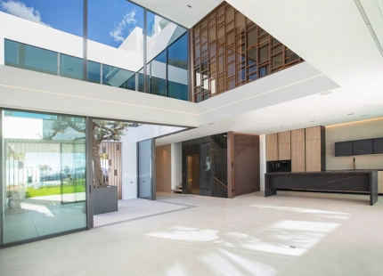 VILLA ÚNICA DE NUEVA CONSTRUCCIÓN EN PLENO CORAZÓN DEL GOLDEN MILE DE MARBELLA