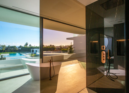 VILLA ÚNICA DE NUEVA CONSTRUCCIÓN EN PLENO CORAZÓN DEL GOLDEN MILE DE MARBELLA