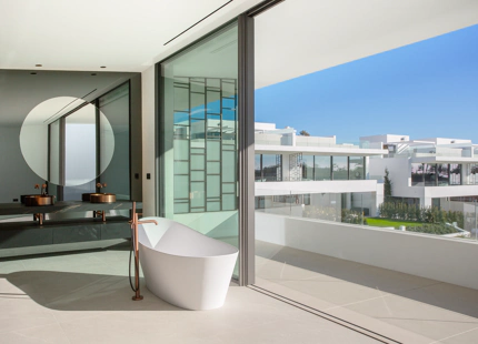 VILLA ÚNICA DE NUEVA CONSTRUCCIÓN EN PLENO CORAZÓN DEL GOLDEN MILE DE MARBELLA