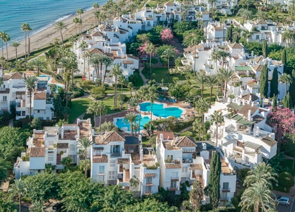 ELEGANTE APARTAMENTO EN PLANTA BAJA DE 3 DORMITORIOS EN LA NUEVA MILLA DE ORO DE ESTEPONA
