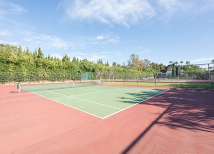 ELEGANTE APARTAMENTO EN PLANTA BAJA DE 3 DORMITORIOS EN LA NUEVA MILLA DE ORO DE ESTEPONA