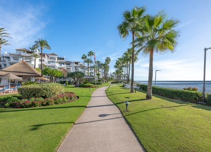 ELEGANTE APARTAMENTO EN PLANTA BAJA DE 3 DORMITORIOS EN LA NUEVA MILLA DE ORO DE ESTEPONA
