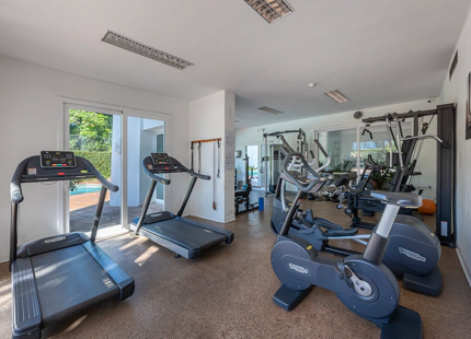 ELEGANTE APARTAMENTO EN PLANTA BAJA DE 3 DORMITORIOS EN LA NUEVA MILLA DE ORO DE ESTEPONA
