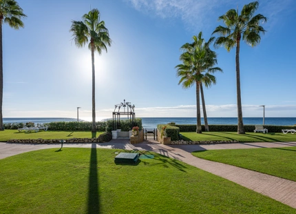 ELEGANTE APARTAMENTO EN PLANTA BAJA DE 3 DORMITORIOS EN LA NUEVA MILLA DE ORO DE ESTEPONA