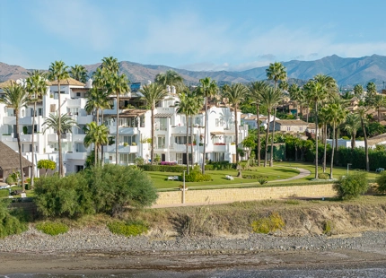 ELEGANTE APARTAMENTO EN PLANTA BAJA DE 3 DORMITORIOS EN LA NUEVA MILLA DE ORO DE ESTEPONA