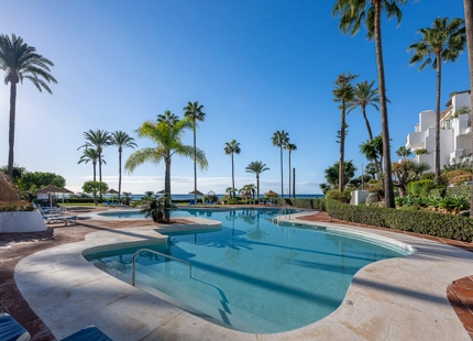 ELEGANTE APARTAMENTO EN PLANTA BAJA DE 3 DORMITORIOS EN LA NUEVA MILLA DE ORO DE ESTEPONA