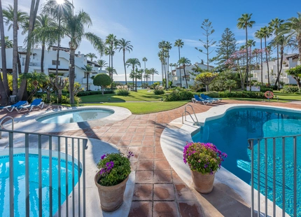ELEGANTE APARTAMENTO EN PLANTA BAJA DE 3 DORMITORIOS EN LA NUEVA MILLA DE ORO DE ESTEPONA