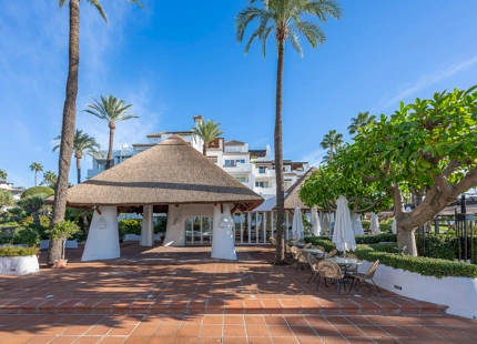 ELEGANTE APARTAMENTO EN PLANTA BAJA DE 3 DORMITORIOS EN LA NUEVA MILLA DE ORO DE ESTEPONA