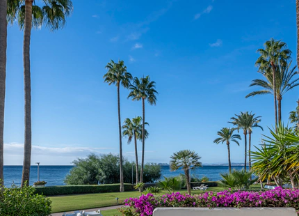 ELEGANTE APARTAMENTO EN PLANTA BAJA DE 3 DORMITORIOS EN LA NUEVA MILLA DE ORO DE ESTEPONA