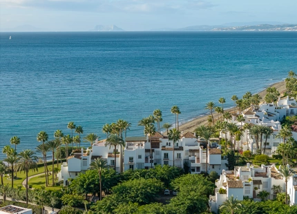 ELEGANTE APARTAMENTO EN PLANTA BAJA DE 3 DORMITORIOS EN LA NUEVA MILLA DE ORO DE ESTEPONA