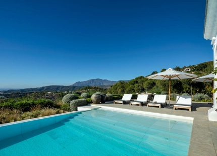 VILLA MAGNÍFICA EN BENAHAVÍS CON VISTAS AL MAR Y CARACTERÍSTICAS EXCEPCIONALES