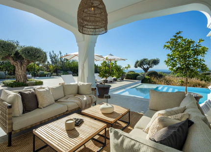 VILLA MAGNÍFICA EN BENAHAVÍS CON VISTAS AL MAR Y CARACTERÍSTICAS EXCEPCIONALES