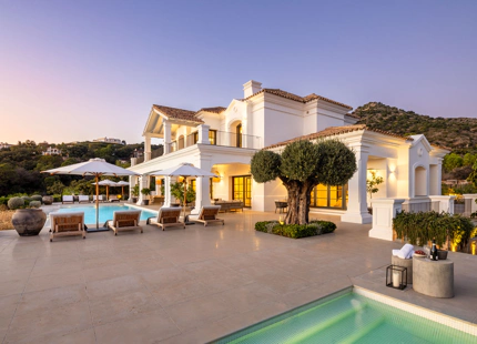 VILLA MAGNÍFICA EN BENAHAVÍS CON VISTAS AL MAR Y CARACTERÍSTICAS EXCEPCIONALES