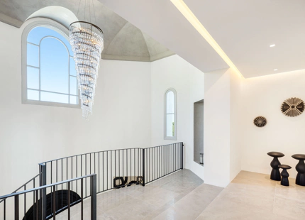 VILLA MAGNÍFICA EN BENAHAVÍS CON VISTAS AL MAR Y CARACTERÍSTICAS EXCEPCIONALES