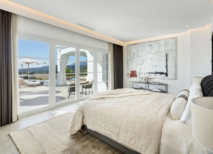 VILLA MAGNÍFICA EN BENAHAVÍS CON VISTAS AL MAR Y CARACTERÍSTICAS EXCEPCIONALES