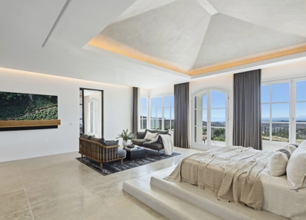 VILLA MAGNÍFICA EN BENAHAVÍS CON VISTAS AL MAR Y CARACTERÍSTICAS EXCEPCIONALES