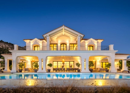 VILLA MAGNÍFICA EN BENAHAVÍS CON VISTAS AL MAR Y CARACTERÍSTICAS EXCEPCIONALES