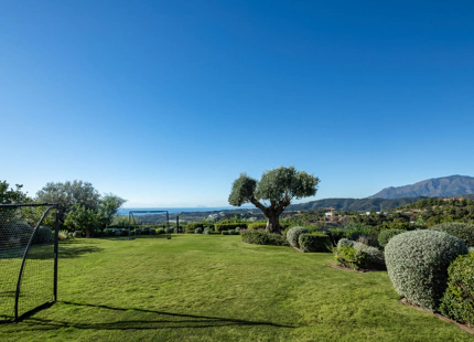 VILLA MAGNÍFICA EN BENAHAVÍS CON VISTAS AL MAR Y CARACTERÍSTICAS EXCEPCIONALES
