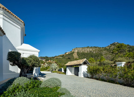 VILLA MAGNÍFICA EN BENAHAVÍS CON VISTAS AL MAR Y CARACTERÍSTICAS EXCEPCIONALES