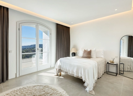 VILLA MAGNÍFICA EN BENAHAVÍS CON VISTAS AL MAR Y CARACTERÍSTICAS EXCEPCIONALES