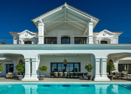 VILLA MAGNÍFICA EN BENAHAVÍS CON VISTAS AL MAR Y CARACTERÍSTICAS EXCEPCIONALES