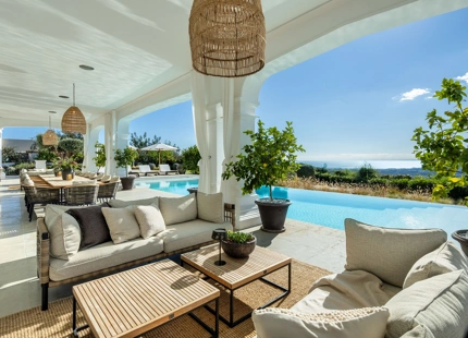 VILLA MAGNÍFICA EN BENAHAVÍS CON VISTAS AL MAR Y CARACTERÍSTICAS EXCEPCIONALES