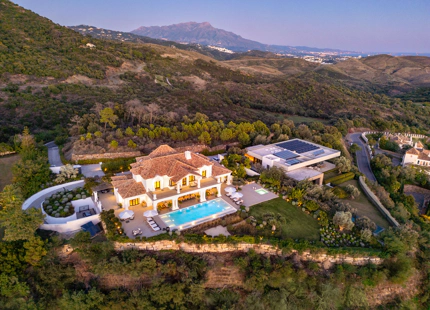 VILLA MAGNÍFICA EN BENAHAVÍS CON VISTAS AL MAR Y CARACTERÍSTICAS EXCEPCIONALES