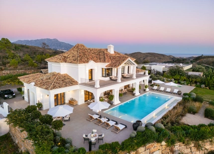 VILLA MAGNÍFICA EN BENAHAVÍS CON VISTAS AL MAR Y CARACTERÍSTICAS EXCEPCIONALES
