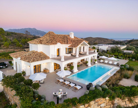 VILLA MAGNÍFICA EN BENAHAVÍS CON VISTAS AL MAR Y CARACTERÍSTICAS EXCEPCIONALES