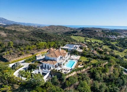 VILLA MAGNÍFICA EN BENAHAVÍS CON VISTAS AL MAR Y CARACTERÍSTICAS EXCEPCIONALES