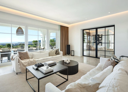 VILLA MAGNÍFICA EN BENAHAVÍS CON VISTAS AL MAR Y CARACTERÍSTICAS EXCEPCIONALES
