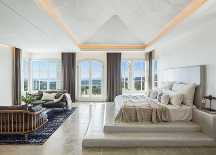 VILLA MAGNÍFICA EN BENAHAVÍS CON VISTAS AL MAR Y CARACTERÍSTICAS EXCEPCIONALES