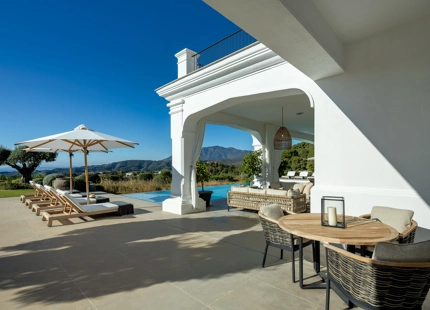 VILLA MAGNÍFICA EN BENAHAVÍS CON VISTAS AL MAR Y CARACTERÍSTICAS EXCEPCIONALES