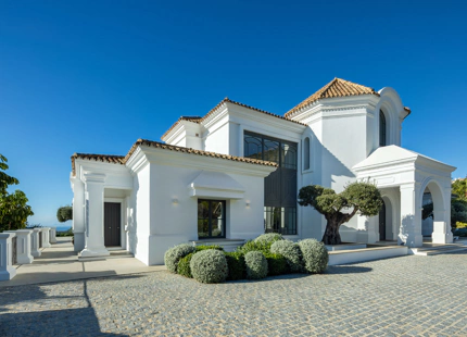 VILLA MAGNÍFICA EN BENAHAVÍS CON VISTAS AL MAR Y CARACTERÍSTICAS EXCEPCIONALES