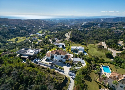 VILLA MAGNÍFICA EN BENAHAVÍS CON VISTAS AL MAR Y CARACTERÍSTICAS EXCEPCIONALES